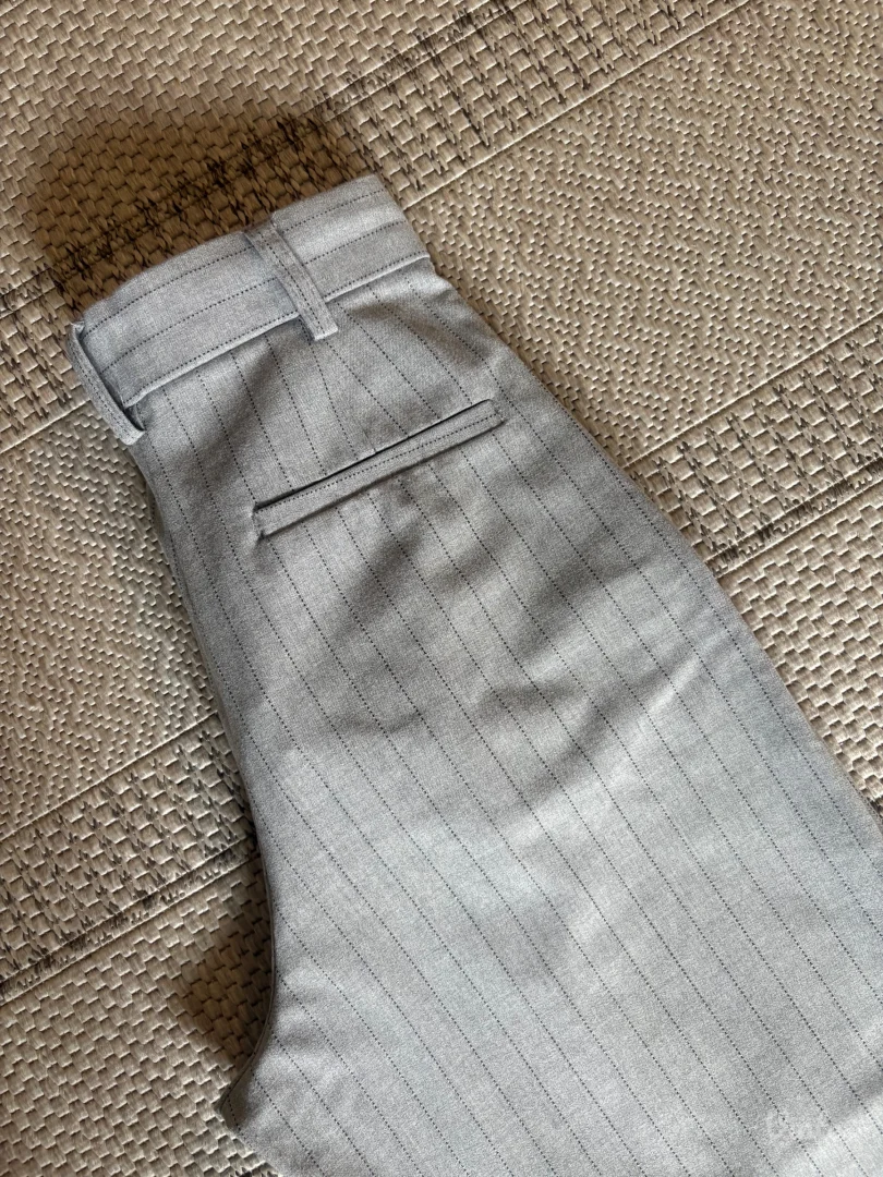 Bershka sive pantalone