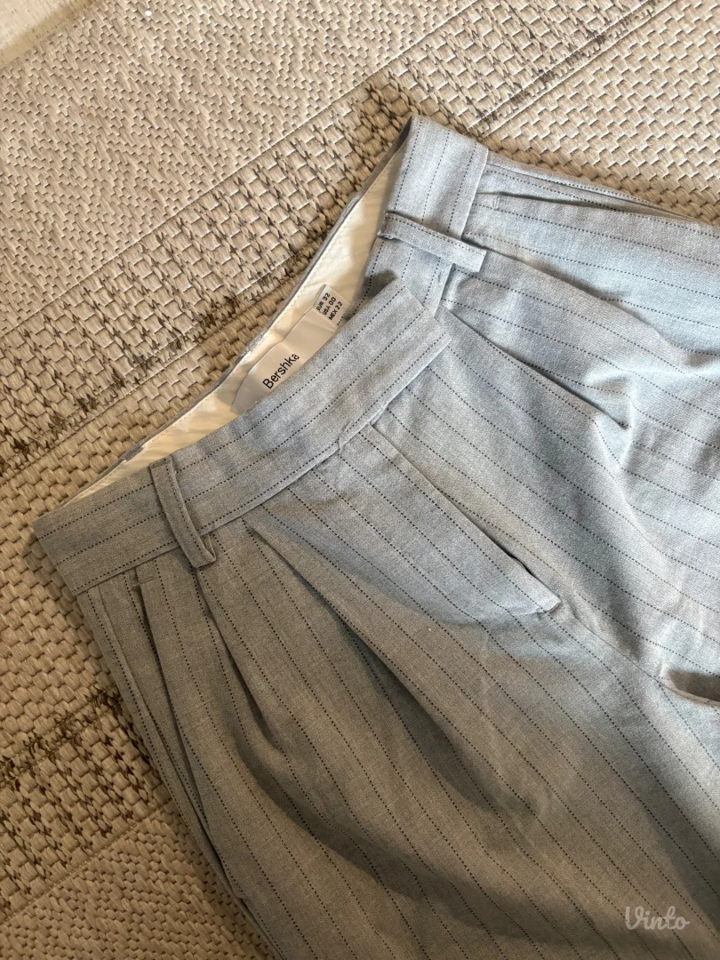 Bershka sive pantalone