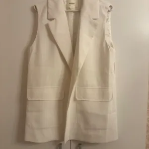 Novo - Beli prsluk pull&bear