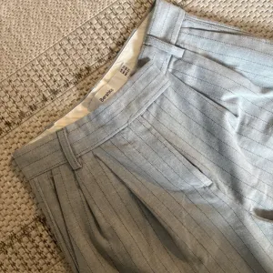 Bershka sive pantalone