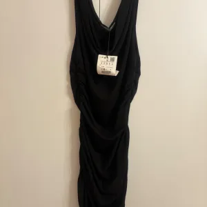 Novo sa etiketom - crna mini haljina pull&bear