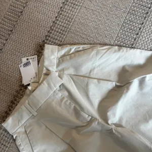 Novo - H&M bele pantalone