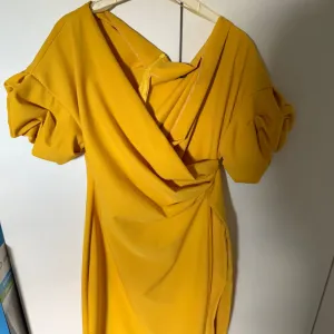 Zuta svecana haljina