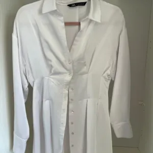 Zara bela košulja-haljina