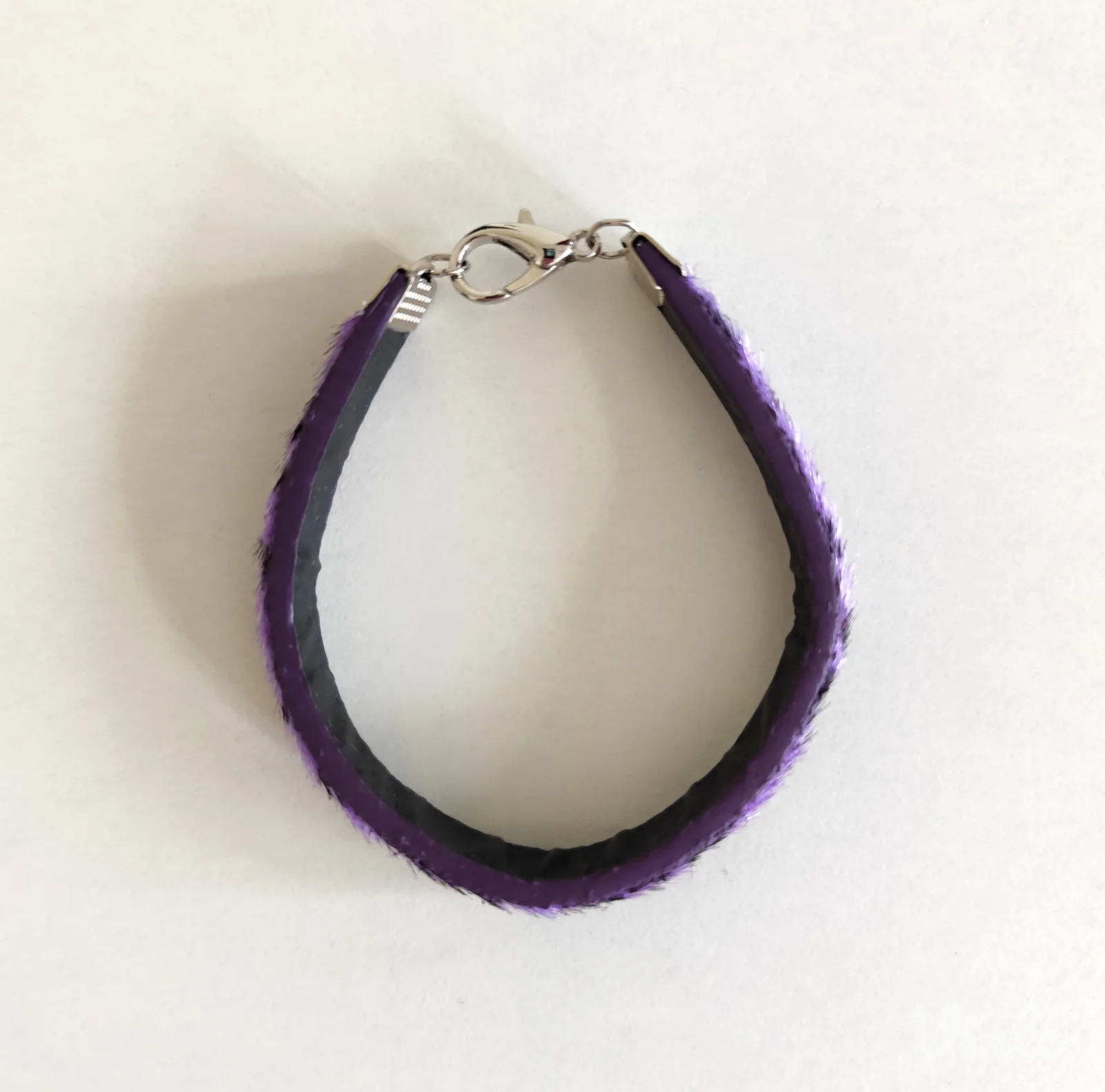 Čupava ljubičasta narukvica leopard motiv NEKORIŠČENA