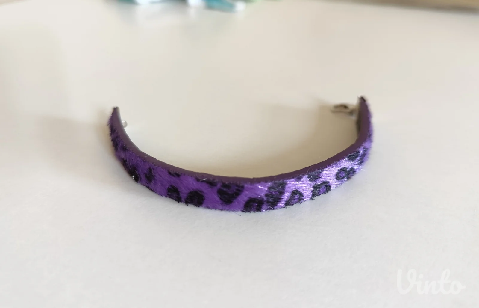 Čupava ljubičasta narukvica leopard motiv NEKORIŠČENA