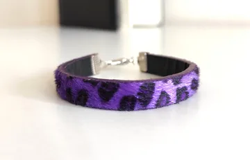 Čupava ljubičasta narukvica leopard motiv NEKORIŠČENA