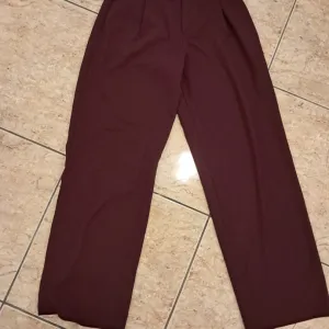 Burgundi pantalone