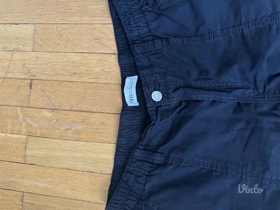 ZARA Kargo crne pantalone Akcija