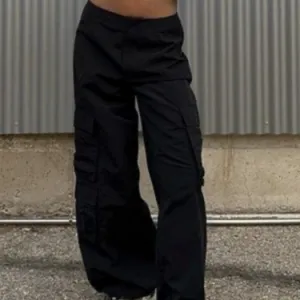 ZARA Kargo crne pantalone Akcija