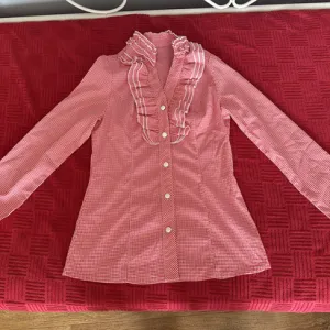 Romantična košulja Novo