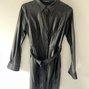 Crna stradivarius haljina