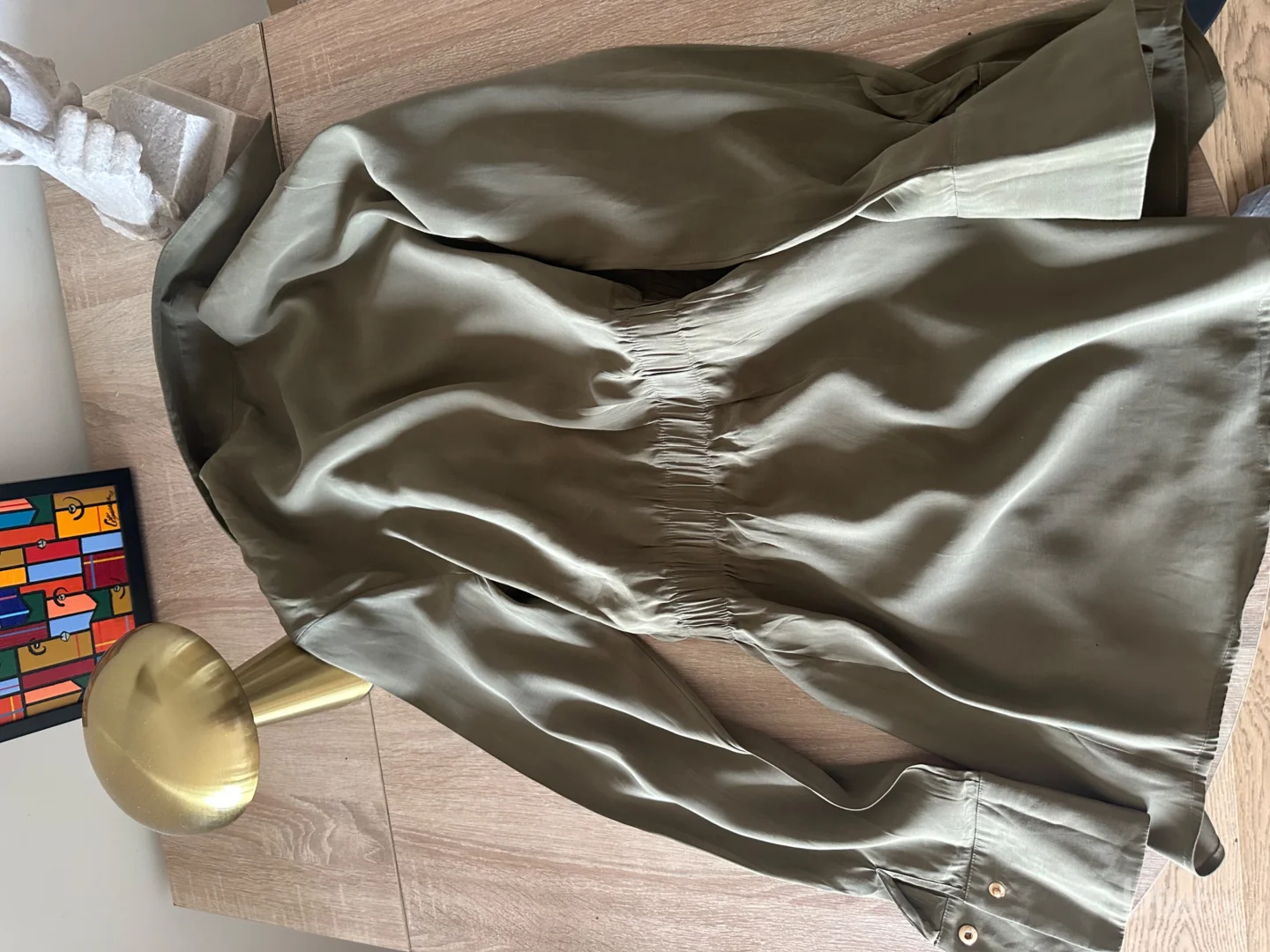 Mona kosulja iz jesenje kolekcije sa zlatnim detaljima