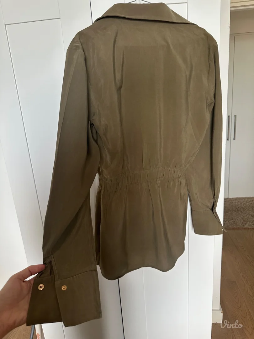 Mona kosulja iz jesenje kolekcije sa zlatnim detaljima