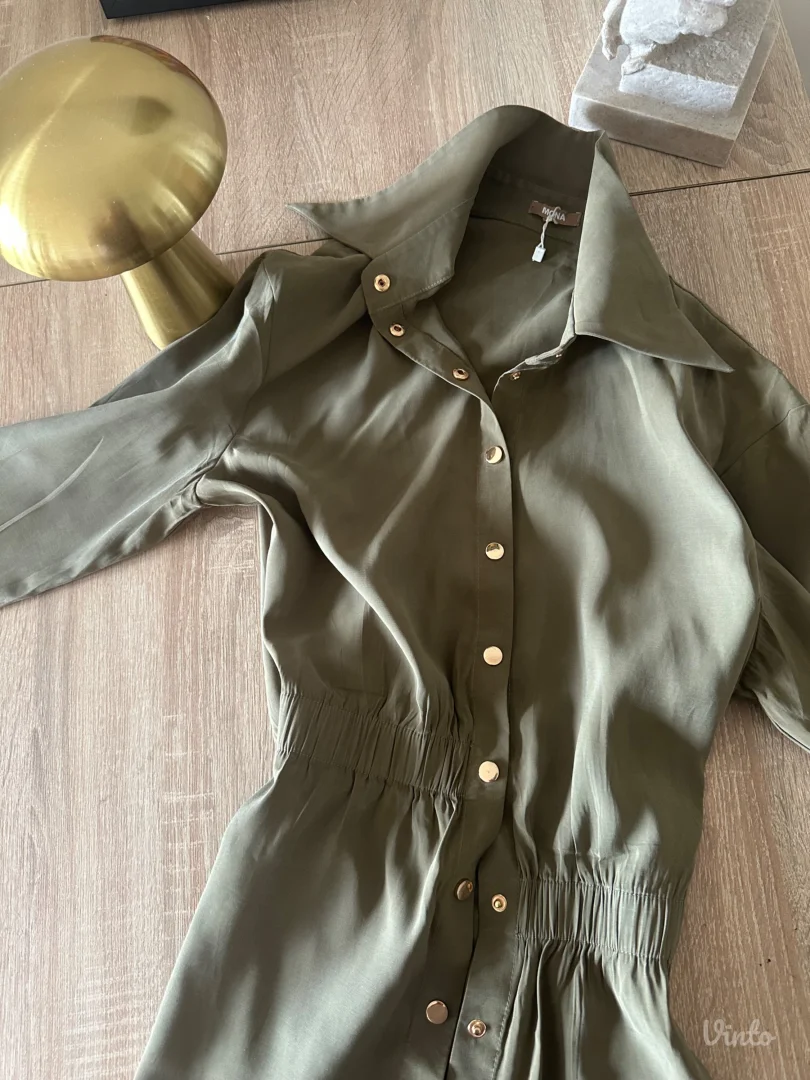 Mona kosulja iz jesenje kolekcije sa zlatnim detaljima