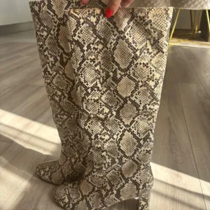 ZARA duboke čizme | Snake Print