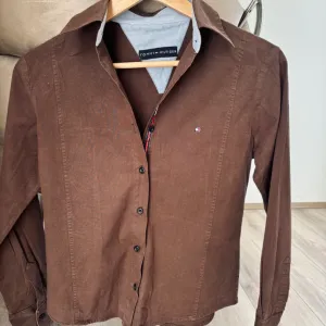 Tommy Hilfiger košulja – Braon – Odlično stanje