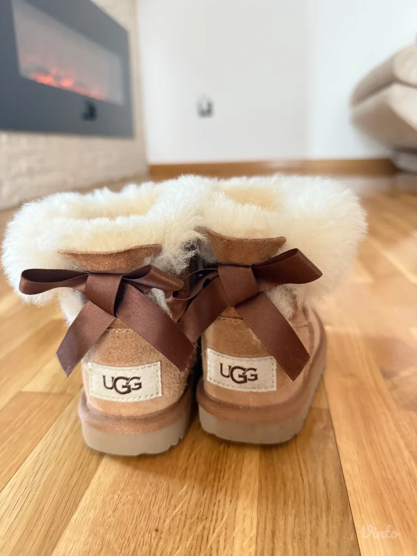 UGG - Kids 23.5