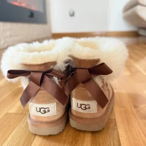 UGG - Kids 23.5