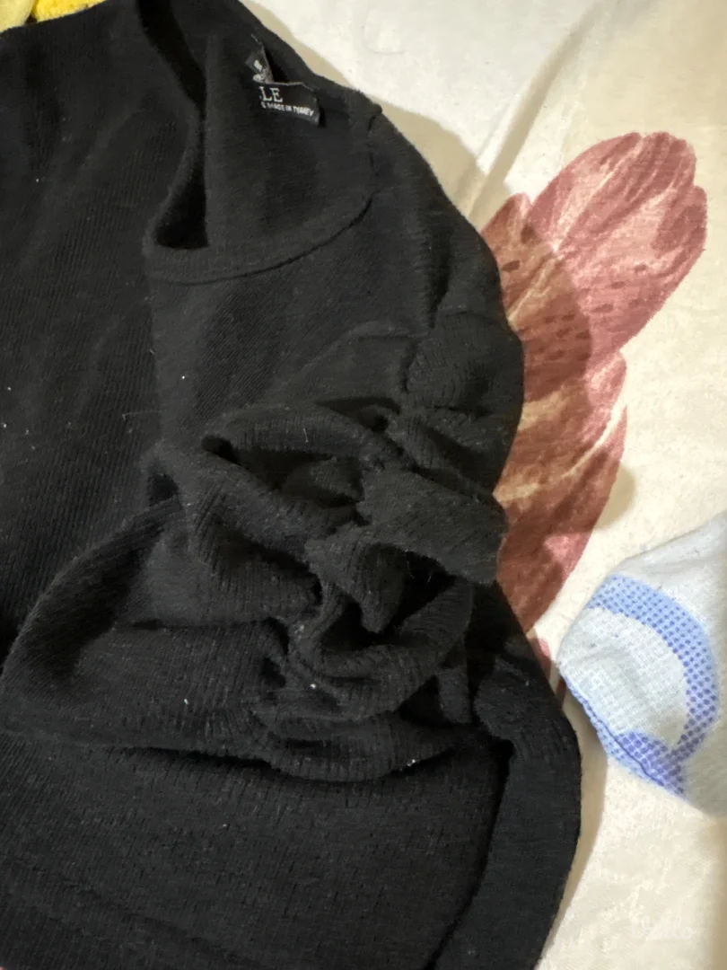 Crna haljina sa nabrckanim rukavima