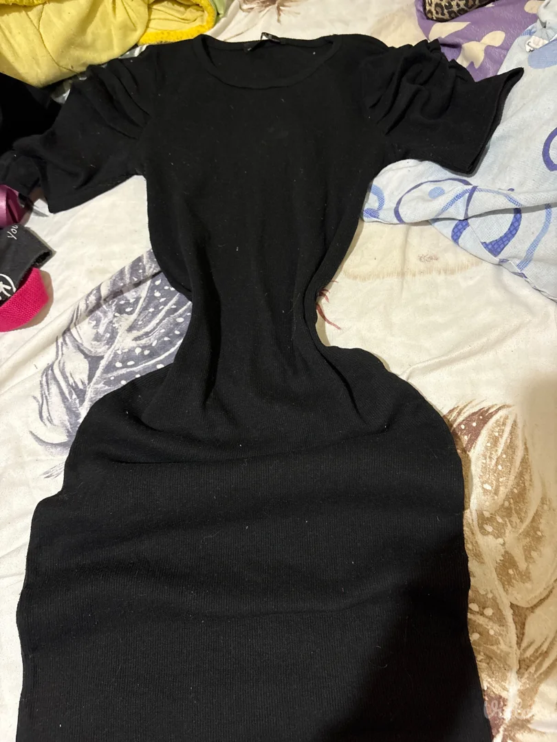 Crna haljina sa nabrckanim rukavima