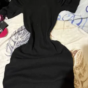 Crna haljina sa nabrckanim rukavima