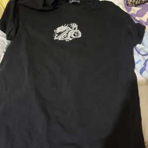 Crna majica sa zmajem