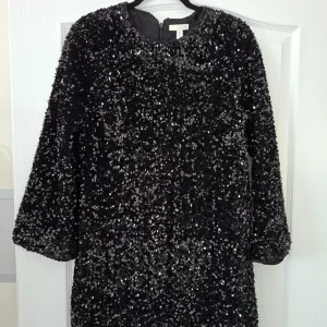 H&M crna haljina sa šljokicama