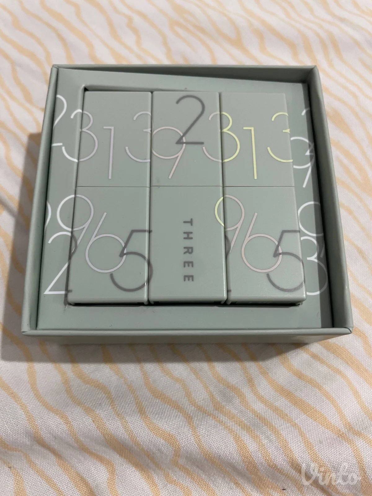 THREE cosmetics box od tri lipsticka