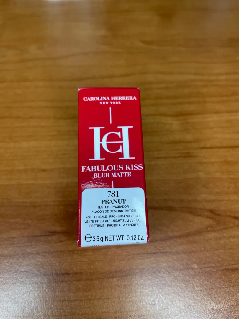 Carolina Herrera lipstick fabulous kiss blur matte TESTER