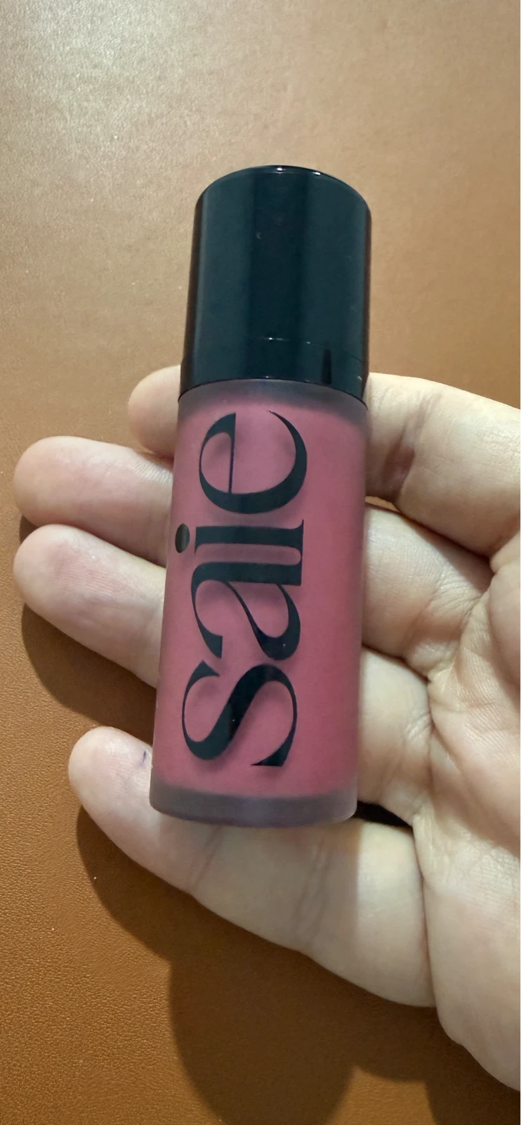 Saie Dew Blush tečno rumenilo – nijansa Chilly
