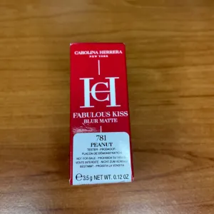 Carolina Herrera lipstick fabulous kiss blur matte TESTER