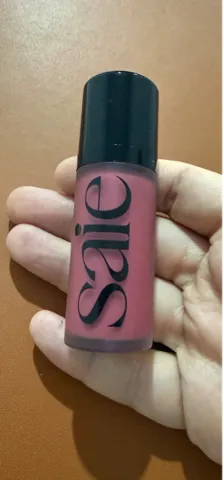 Saie Dew Blush tečno rumenilo – nijansa Chilly