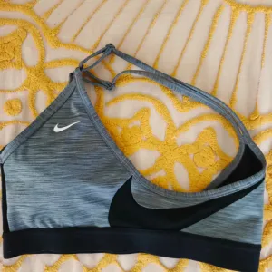 Nike top za vežbanje