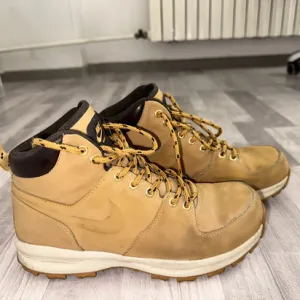 Nike Manoa patike, Kanađanke