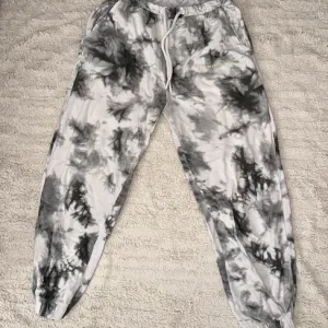 Bershka siva tie-dye trenerka