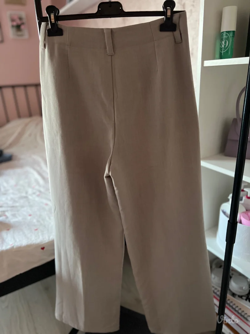 Stradivarius lepršave pantalone