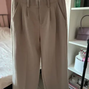 Stradivarius lepršave pantalone
