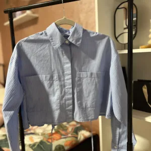 Crop košulja - Stradivarius