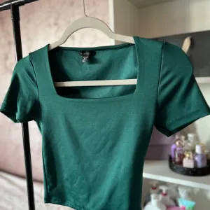 Amisu zeleni crop top