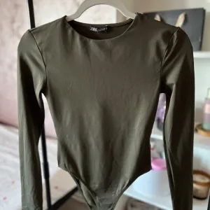 Zara maslinasto zeleni bodi