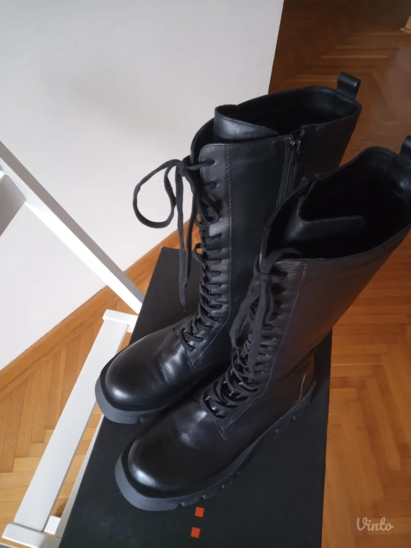 Labrador,  visoke kožne čizme, combat model