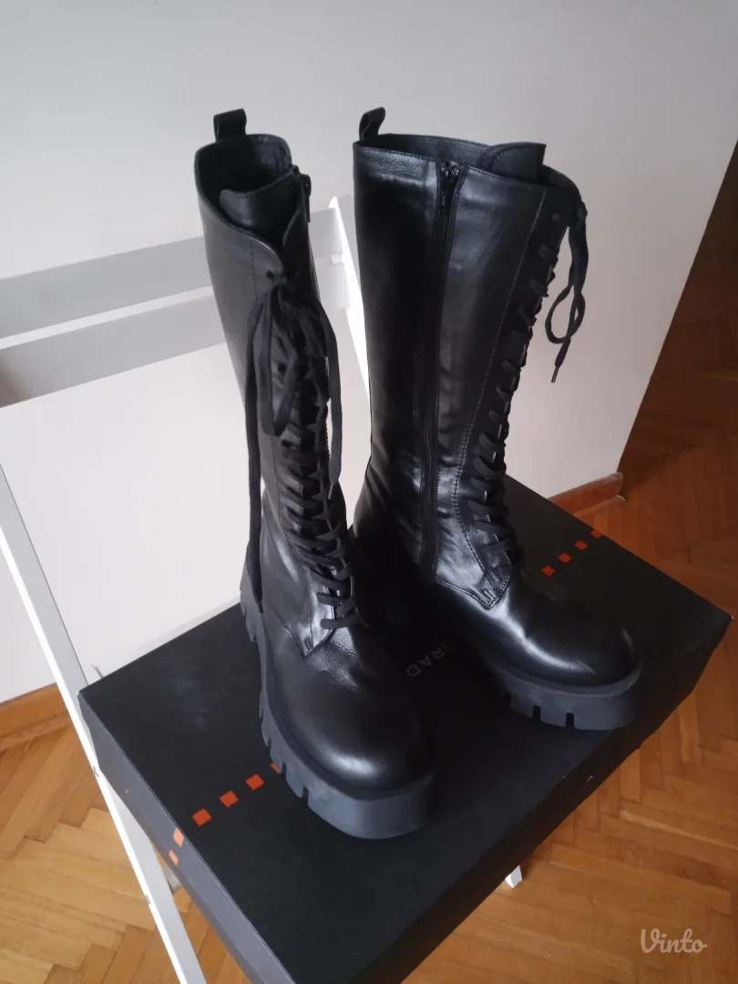 Labrador,  visoke kožne čizme, combat model