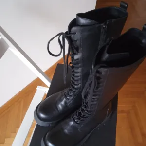 Labrador,  visoke kožne čizme, combat model