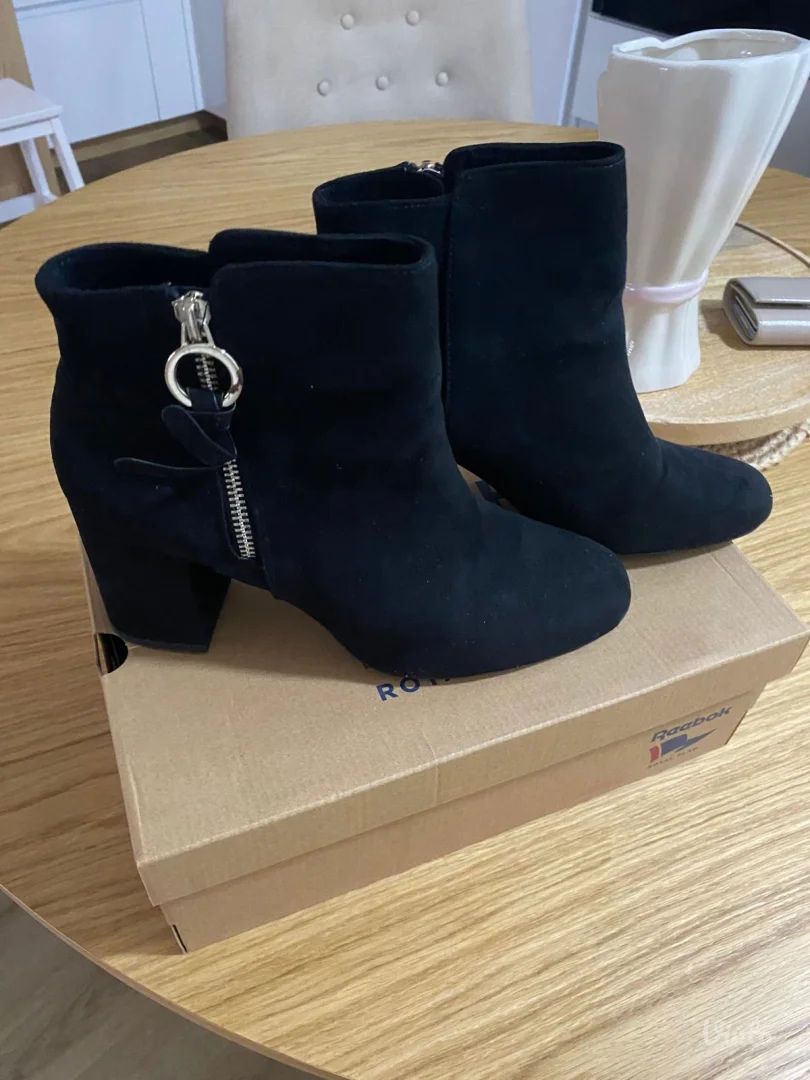 Zenske cizme gleznjace, u odlicnom stanju 2500din broj 40