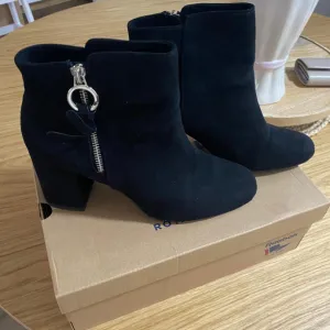 Zenske cizme gleznjace, u odlicnom stanju 2500din broj 40