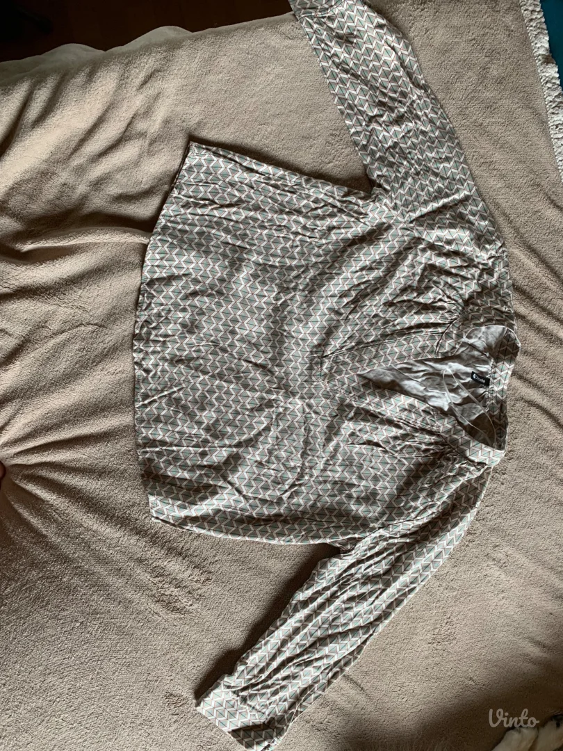 Ženska košulja (poklon uz nju)