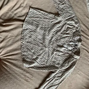 Ženska košulja (poklon uz nju)