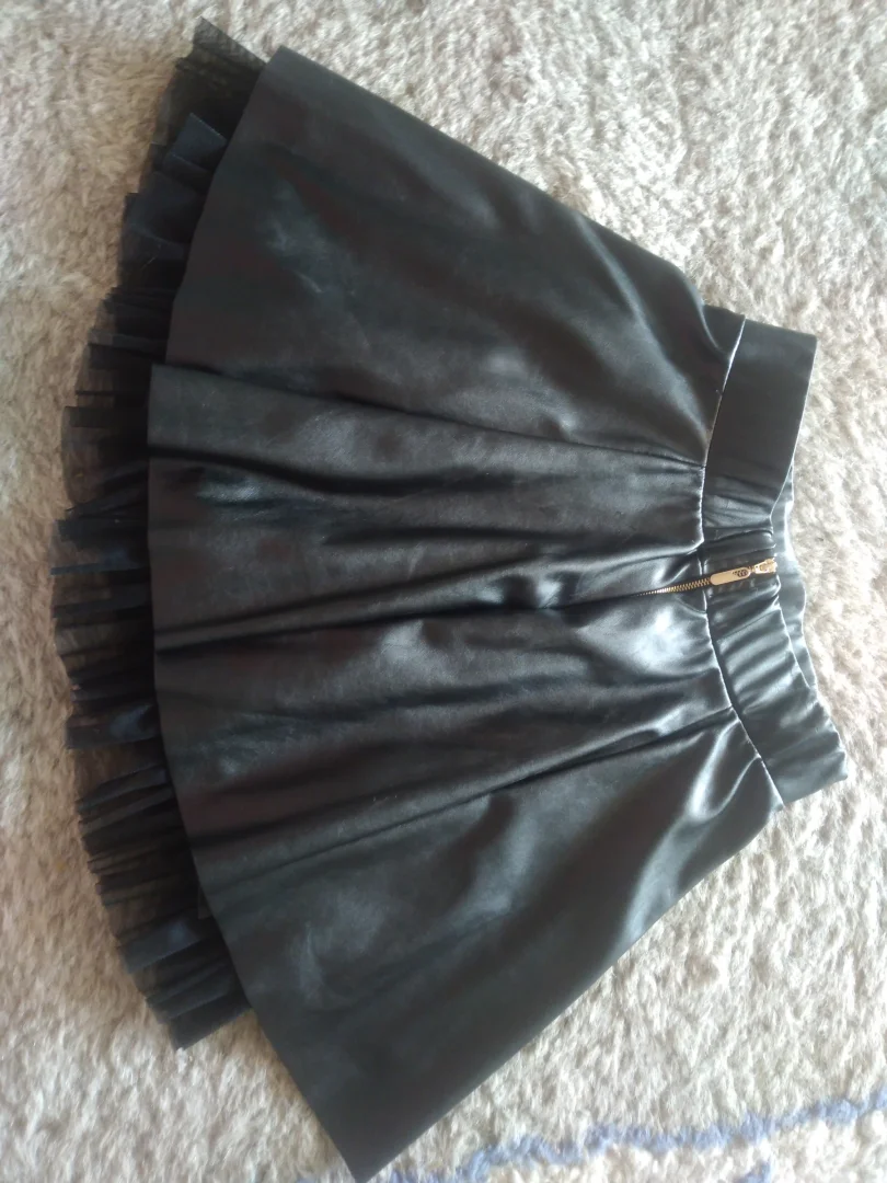 S velicina crna kratka suknja