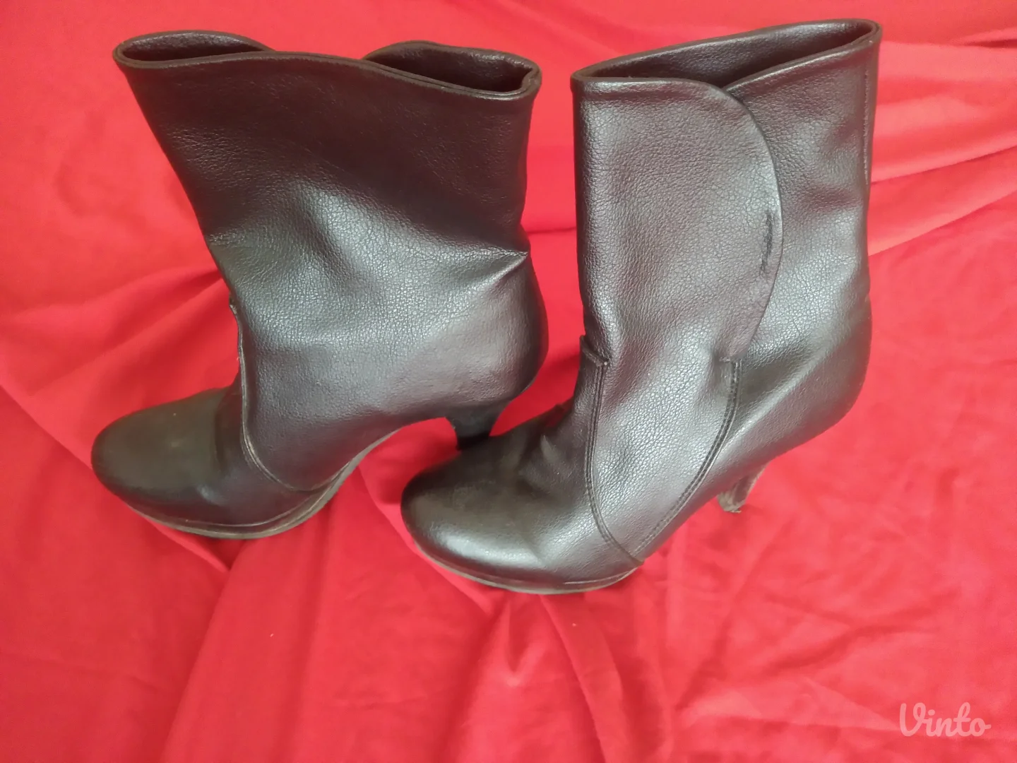 36 velicina braon cizme + crne na poklon
